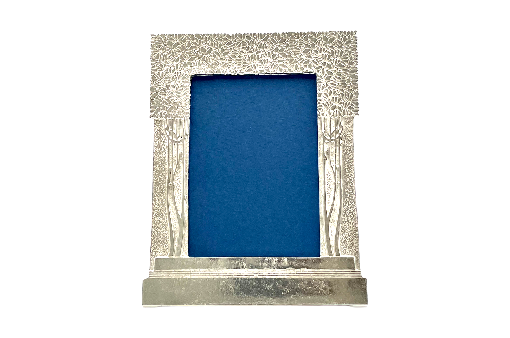 Zinnbilderrahmen mit Seccesions ornament, ansicht von vorne