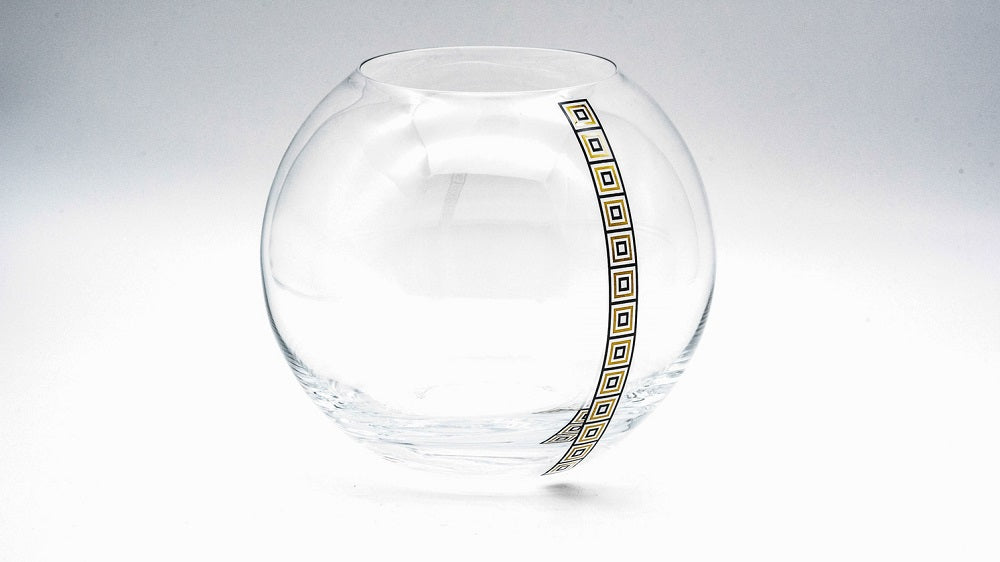 ÖW Collection Kugelvase, mit dezenten Quadratkonturen in Gold und Schwarz. Ansicht - gesamte Vase, seitliche Ansicht