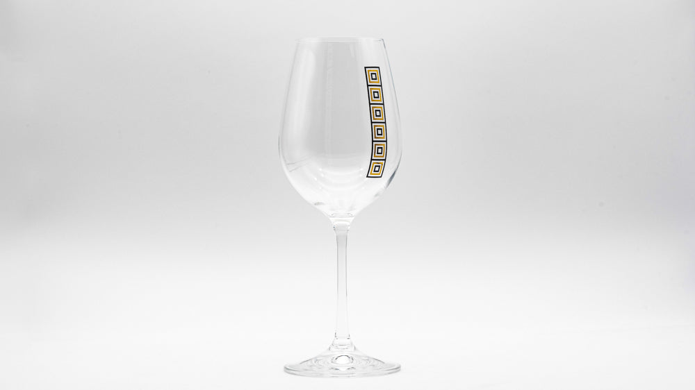 rotweingglas aus der ÖW Collection Reihe, mit deszenten Qardatkonturen in Gold und schwarz, angelehnt an das Design von Josef Hoffman, ganze Ansicht