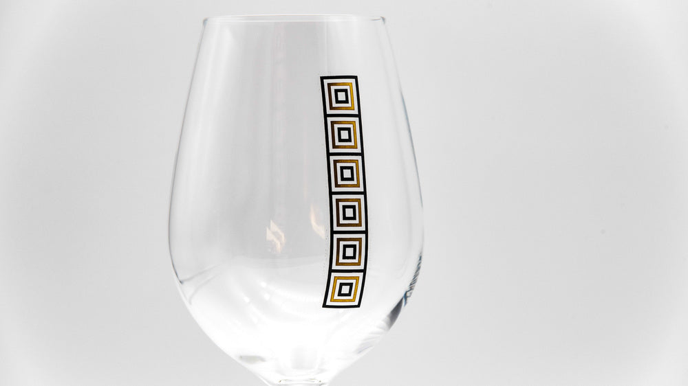 rotweingglas aus der ÖW Collection Reihe, mit deszenten Qardatkonturen in Gold und schwarz, angelehnt an das Design von Josef Hoffman, Deteilansicht von Muster Ansicht