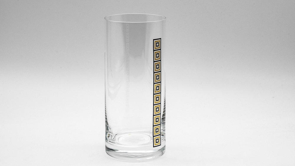 Wasserglas aus der ÖW COLLECTION im zweier Set, Ansicht ganzes glas mit dezenten Aufdruck von schwarzen und goldenen Quadraden,mit weißen Hinterfrund