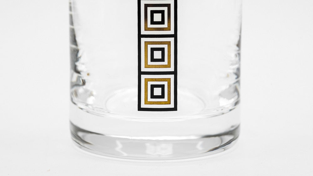 Wasserglas aus der ÖW COLLECTION im zweier Set, glas mit dezenten Aufdruck von schwarzen und goldenen Quadraden, detailansicht von den quadraten
