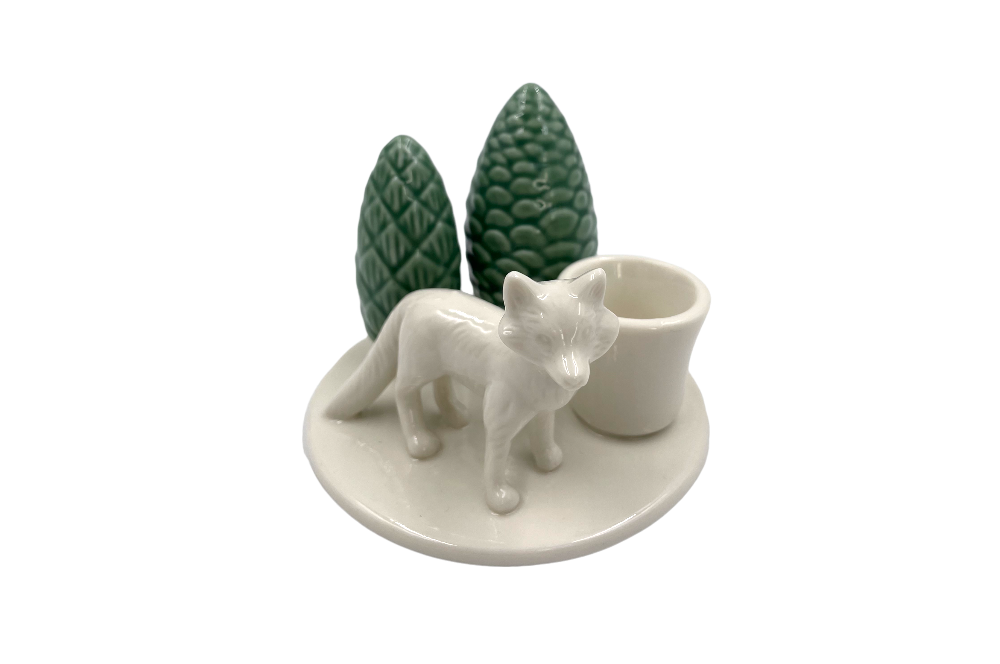 Kerzenhalter mit einem weißenFuchs, zwei grüne  Zapfen, Ansicht von vorne