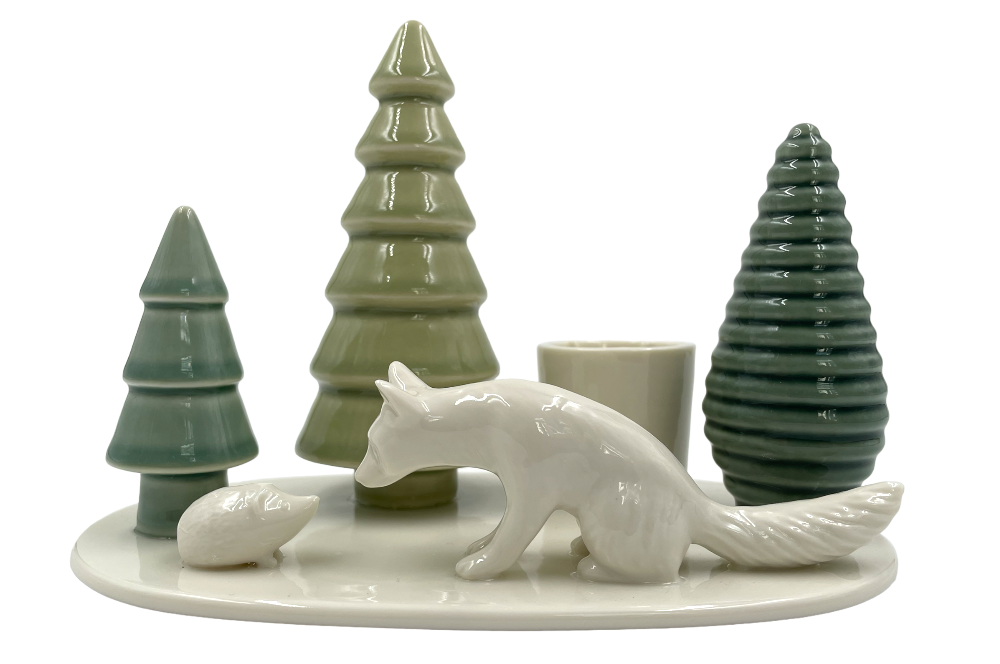 kerzenhalter mit einem weißen Fuchs der eine weißen igel gegenübersteht, drei tannenbaume in verschiedenen Grün, Ansicht von vorne