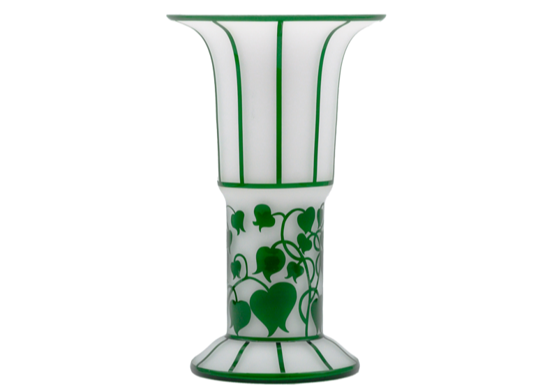 Art déco Vase angelehnt an Josef Hoffmann. Diese Replik besticht durch ihr dünnes weißes Opalglas in Kombination mit Kristallglas und grünen Dekor. Ansicht von der Seite