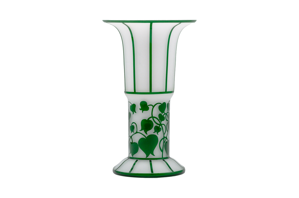 Art déco Vase angelehnt an Josef Hoffmann. Diese Replik besticht durch ihr dünnes weißes Opalglas in Kombination mit Kristallglas und grünen Dekor. Ansicht ganze Vase