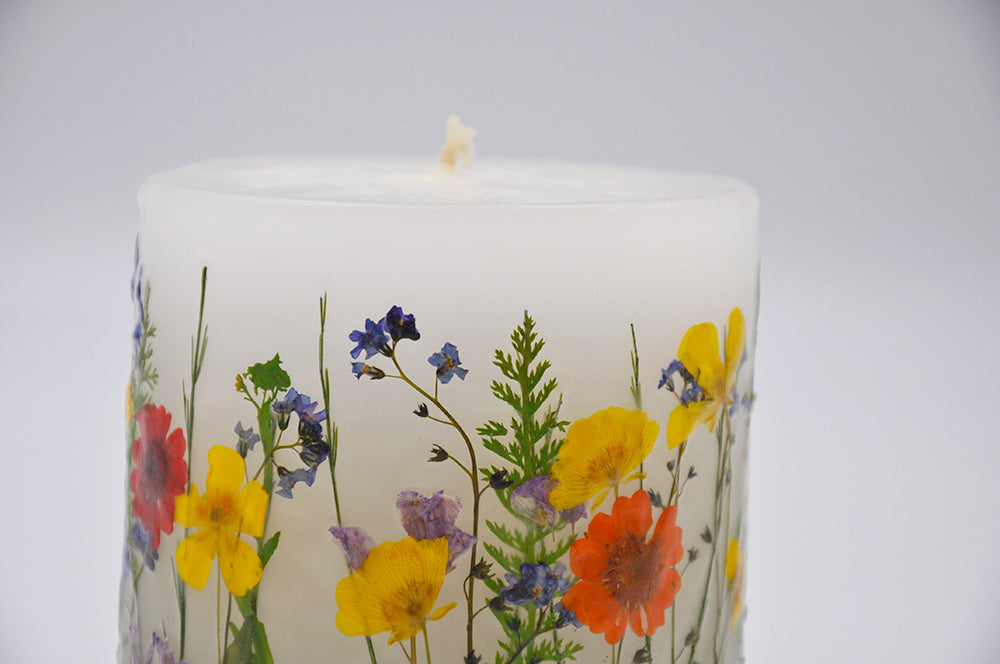 detailansicht der kerze mit getrockenten blumen