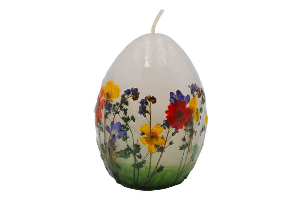 eifömige kerz mit getrcokmete blumen dekoriert