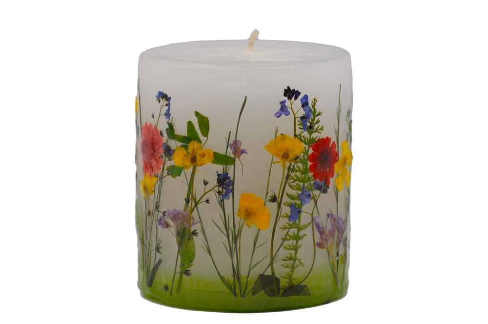 kerze mit getrockenten blumen