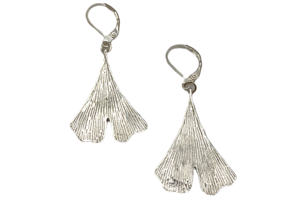 ohrhänger in form eines ginkoblattes in silber