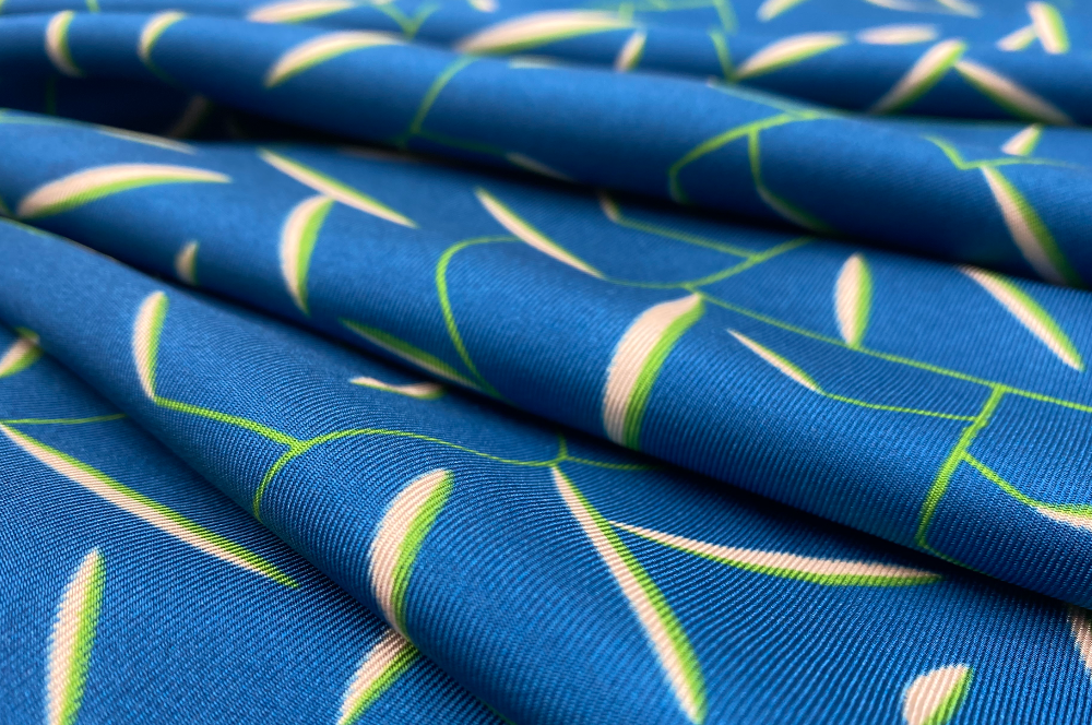 seidenschal mit dem Muster  Daphne, in blau, zusammengefaltet
