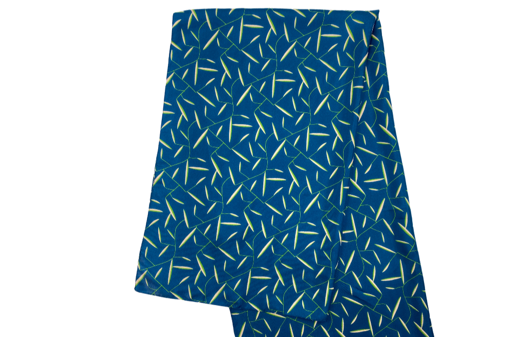 seidenschal mit dem Muster  Daphne, in blau, zusammengefaltet