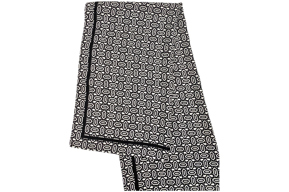 seidenschal mit diamantmuster, in schwarz, gefaltet