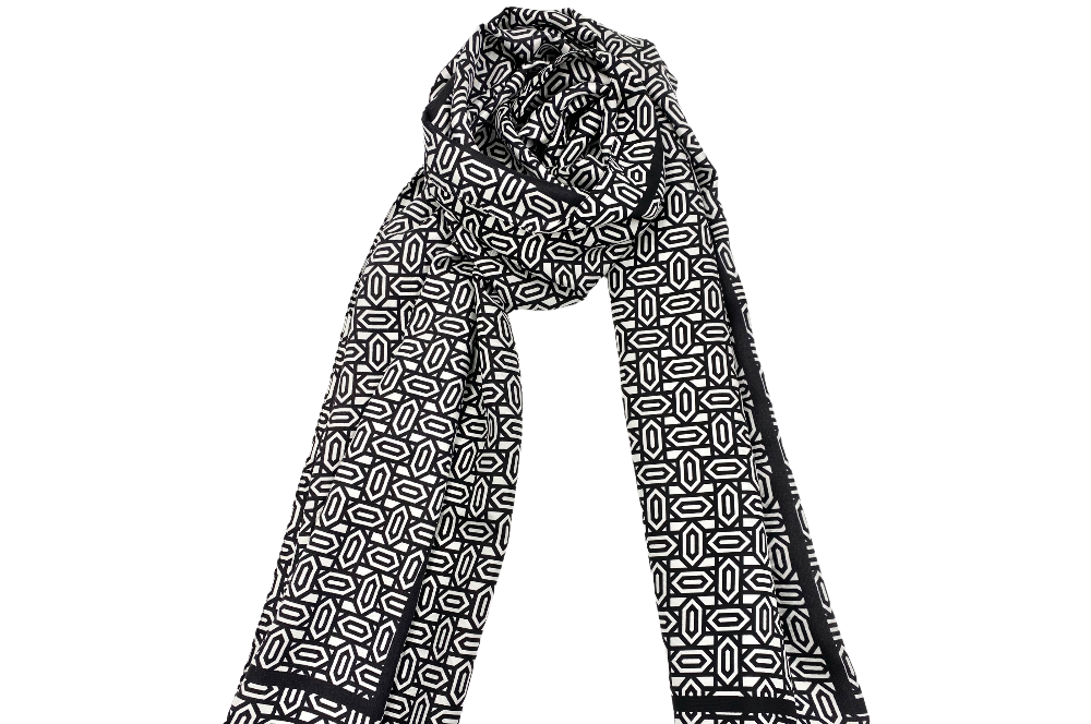 seidenschal mit diamantmuster, in schwarz, gefaltet