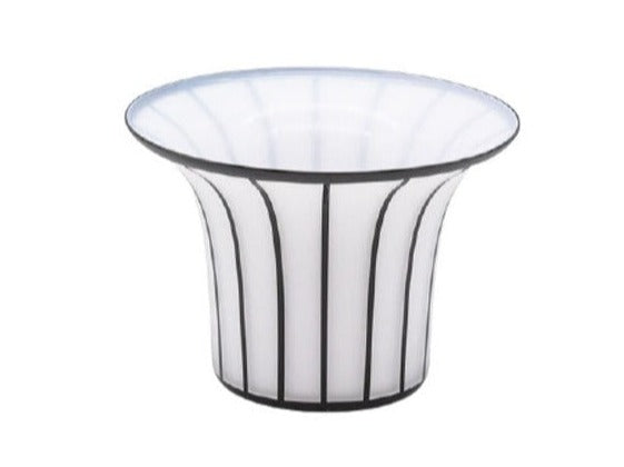 Vase in From eines Hutes aus weißen opalglas, mit schwarzen streifen, Ansicht ganze Vase