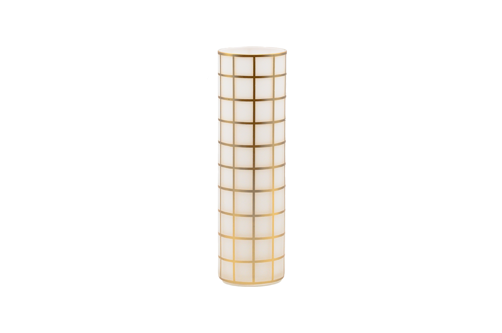 Jugenstil vase nach Josef hoffmann, Zylinderförmig. Diese Replik besticht durch ihr dünnes weißes Opalglas in Kombination mit Kristallglas und goldenen Dekor. Quadrate. Ansicht ganze vase