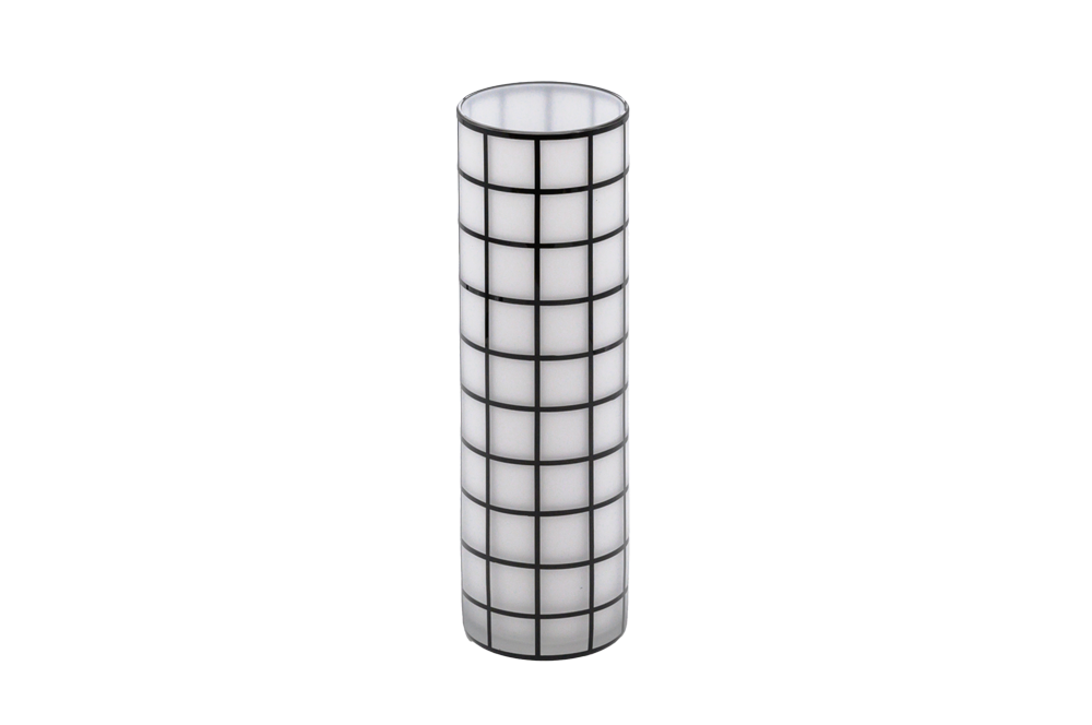 Jugenstil vase nach Josef hoffmann, Zylinderförmig. Diese Replik besticht durch ihr dünnes weißes Opalglas in Kombination mit Kristallglas und schwarzen Dekor. Quadrate. Ansicht ganze vase