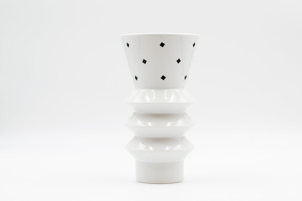 Die Vase "Apollo" besteht aus weiß glasiertem Porzellan mit schwarzen Dekor Elementen, Ansicht von der seite