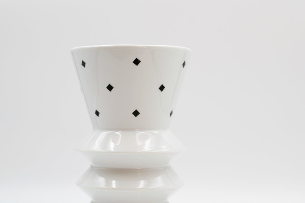 Die Vase "Apollo" besteht aus weiß glasiertem Porzellan mit schwarzen Dekor Elementen, Ansicht von Detail