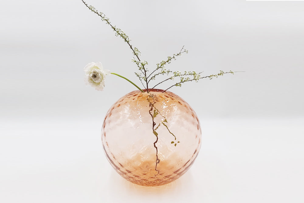Blumen in einer runden Candy Couture Vase von Robert Comploj