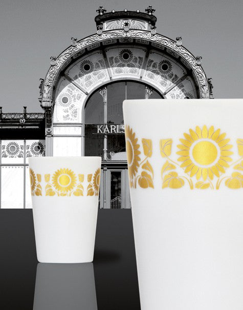 Porzellanbecher Stadtbahnstation Karlsplatz, Stadtbahnstation im Hintergrund