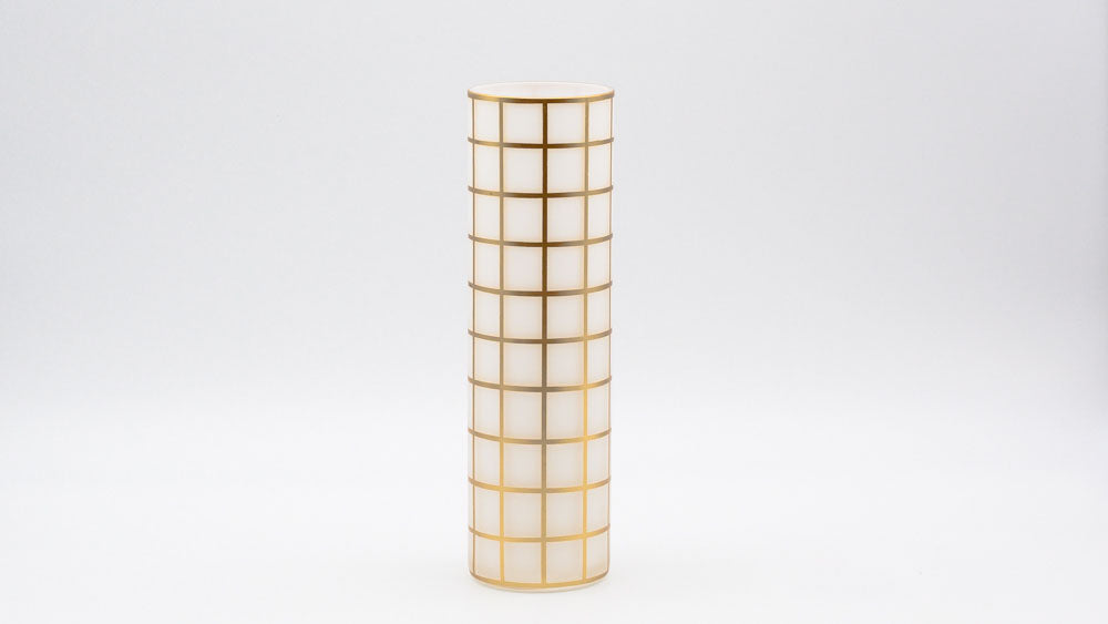 Vase Wiener Werkstätte gold, Jugenstil vase nach Josef hoffmann, Zylinderförmig. Diese Replik besticht durch ihr dünnes weißes Opalglas in Kombination mit Kristallglas und goldenen Dekor. Quadrate. Ansicht ganze vase