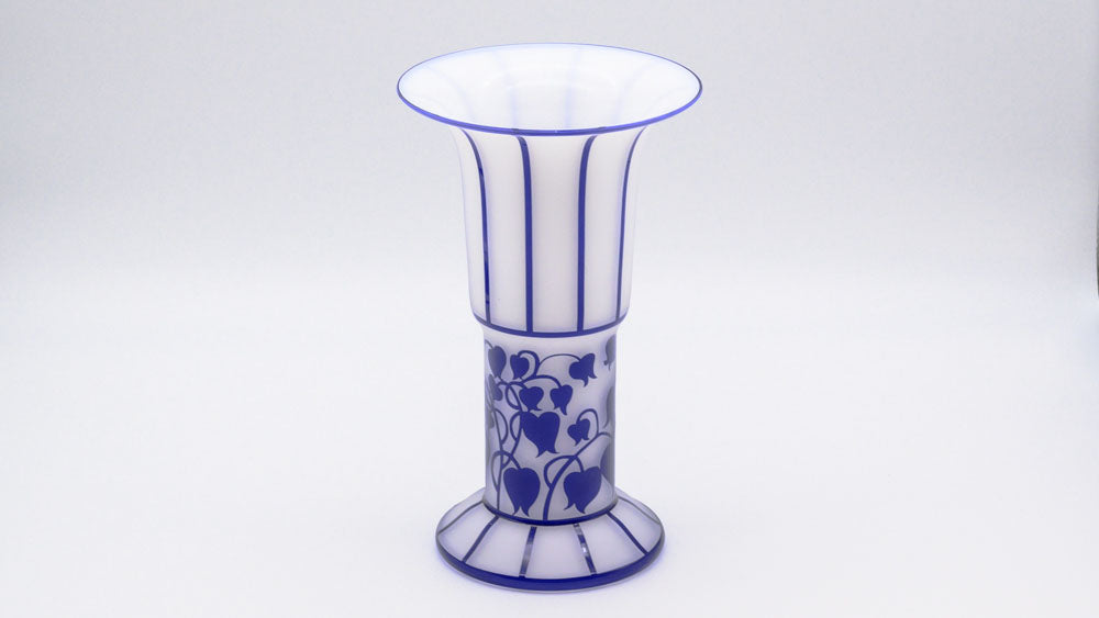 Vase Art déco "Hoffmann" blau, Art déco Vase angelehnt an Josef Hoffmann. Diese Replik besticht durch ihr dünnes weißes Opalglas in Kombination mit Kristallglas und blauem Dekor. Ansicht von schräg oben