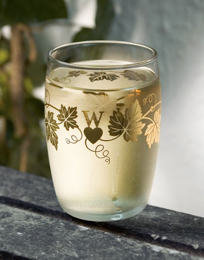 mit Wein befülltes Wiener Heurigen-Glas