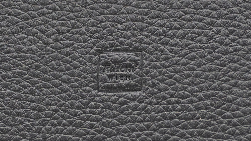 Taschenausleerer schwarz, Detail Logo (c) LIK Akademie