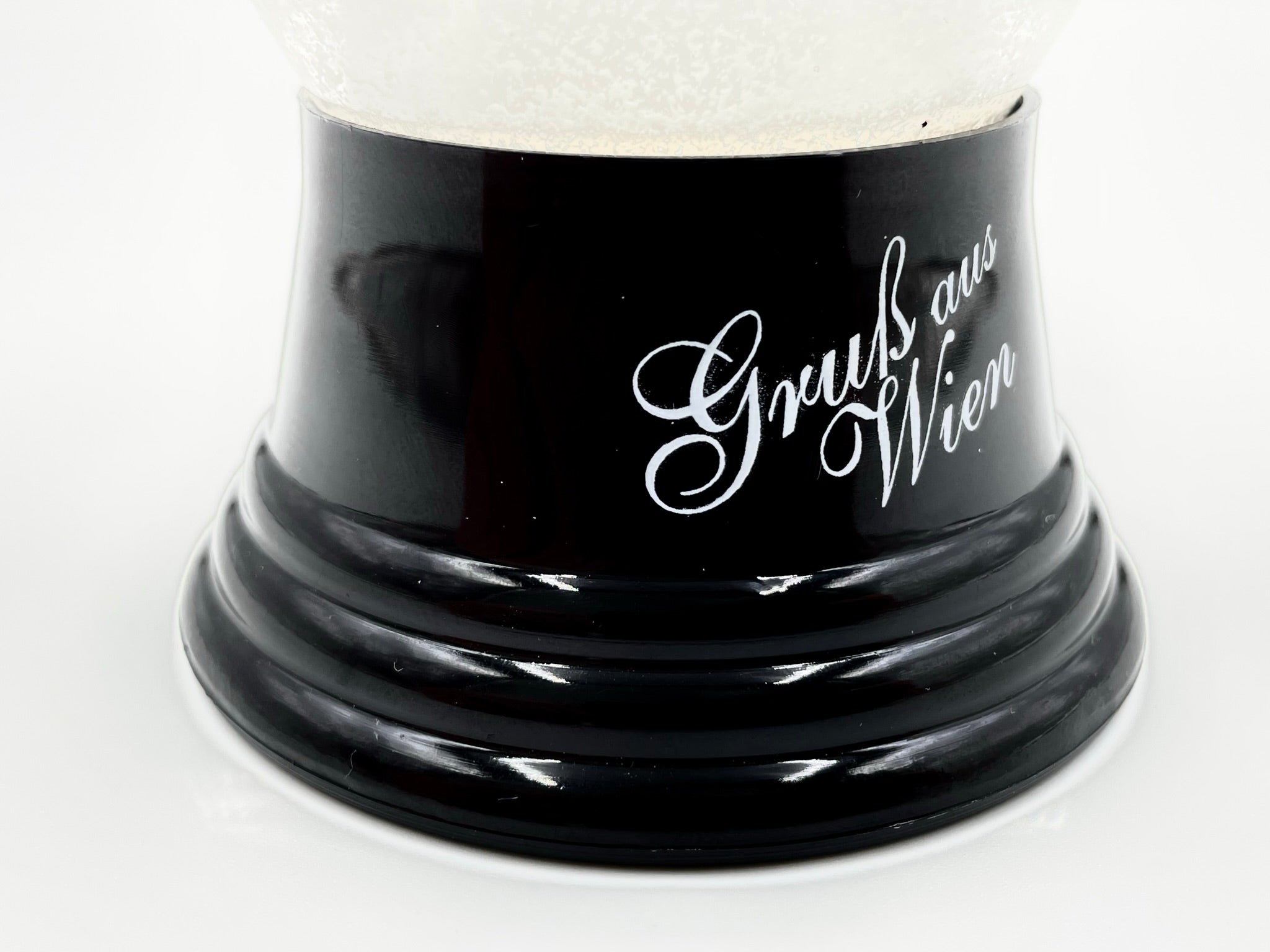 schneekugel mit wiener sehenwürdigkeiten in silber, detailansicht schriftzug