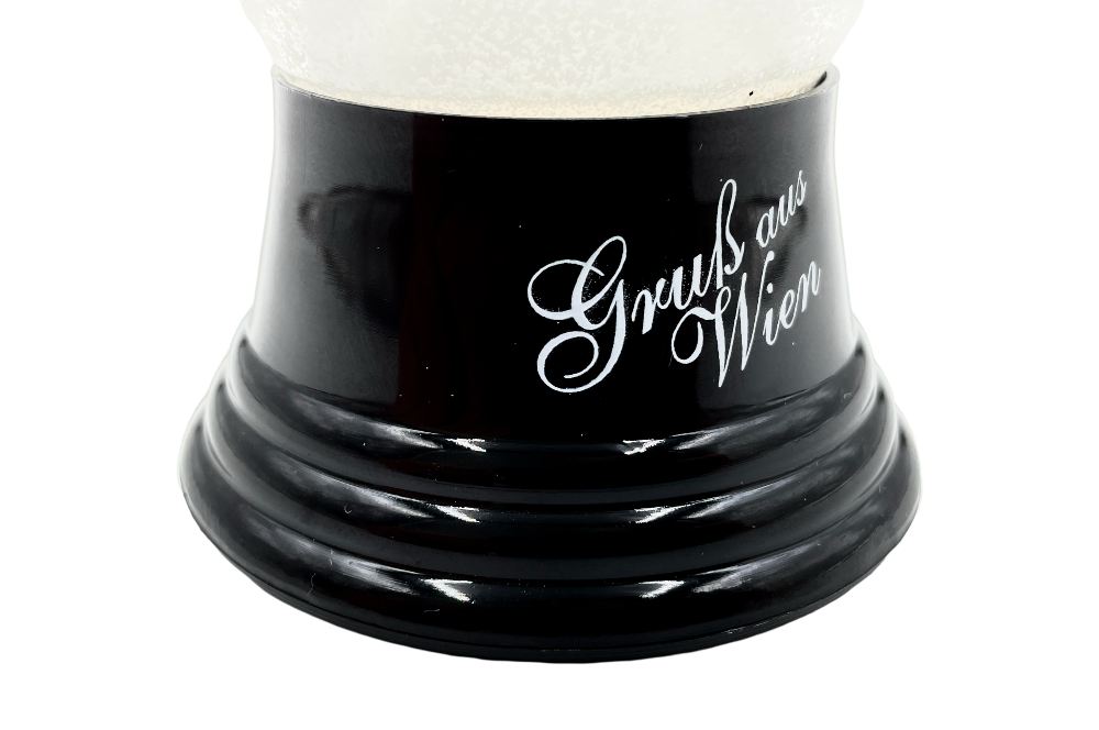 schneekugel mit stephansdom in sleber und schriftzug - gruss aus wien, detailansicht schriftzug