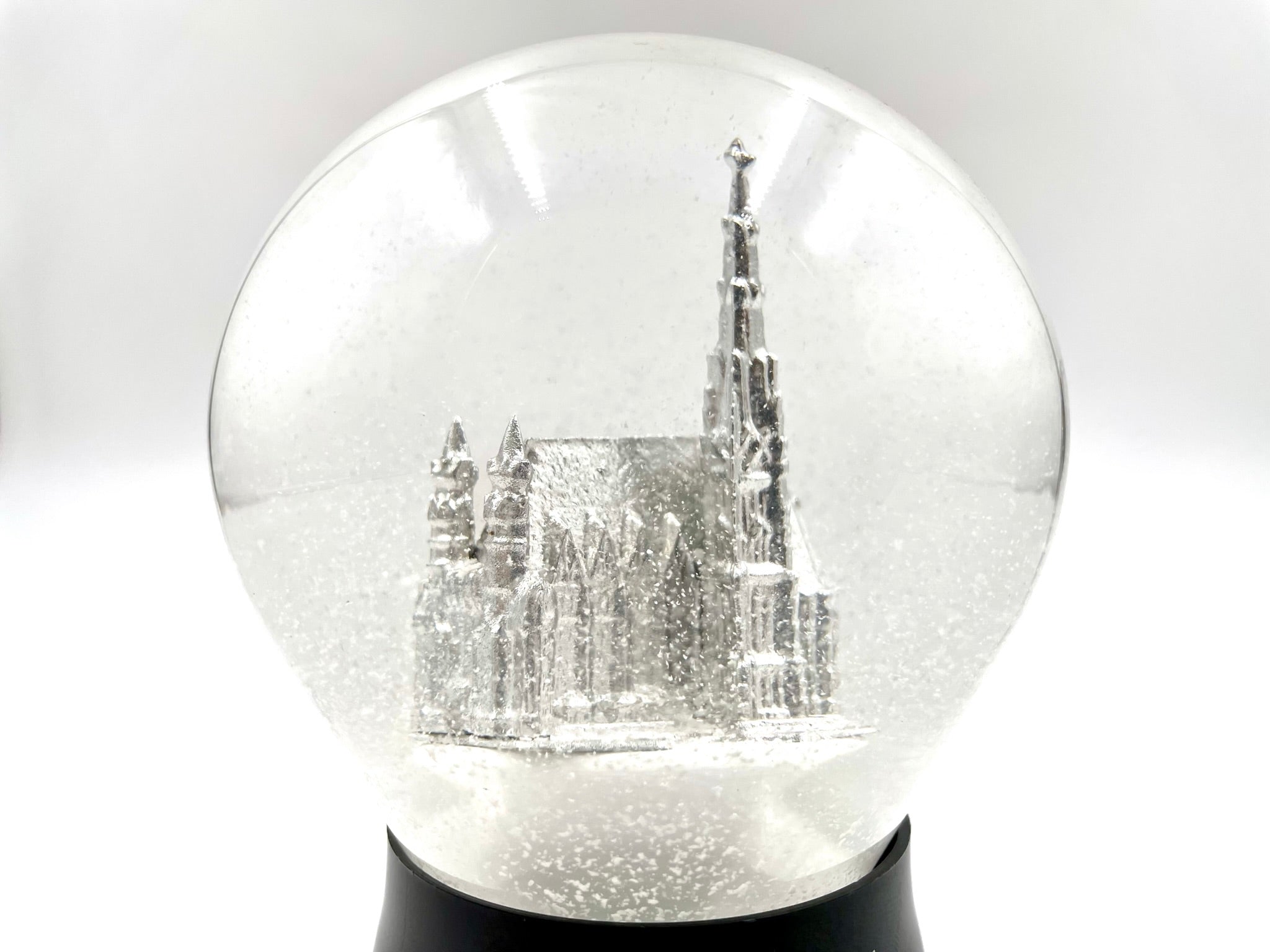 schneekugel mit stephansdom in sleber und schriftzug - gruss aus wien, detailansicht