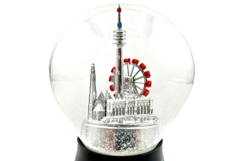 schneekugel mit wiener sehenwürdigkeiten in silber, detailansicht