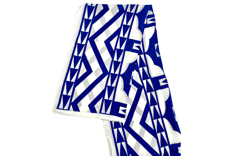seidenschal hoffman in marineblau, zusammengefaltet