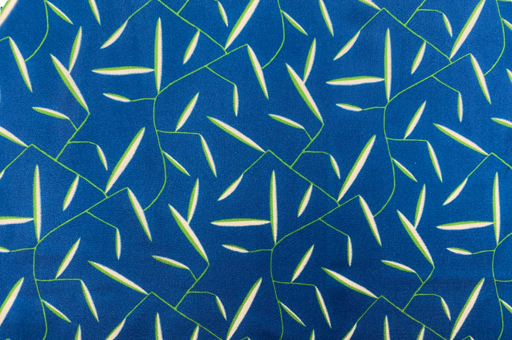 seidenschal mit dem Muster  Daphne, in blau, detailansicht