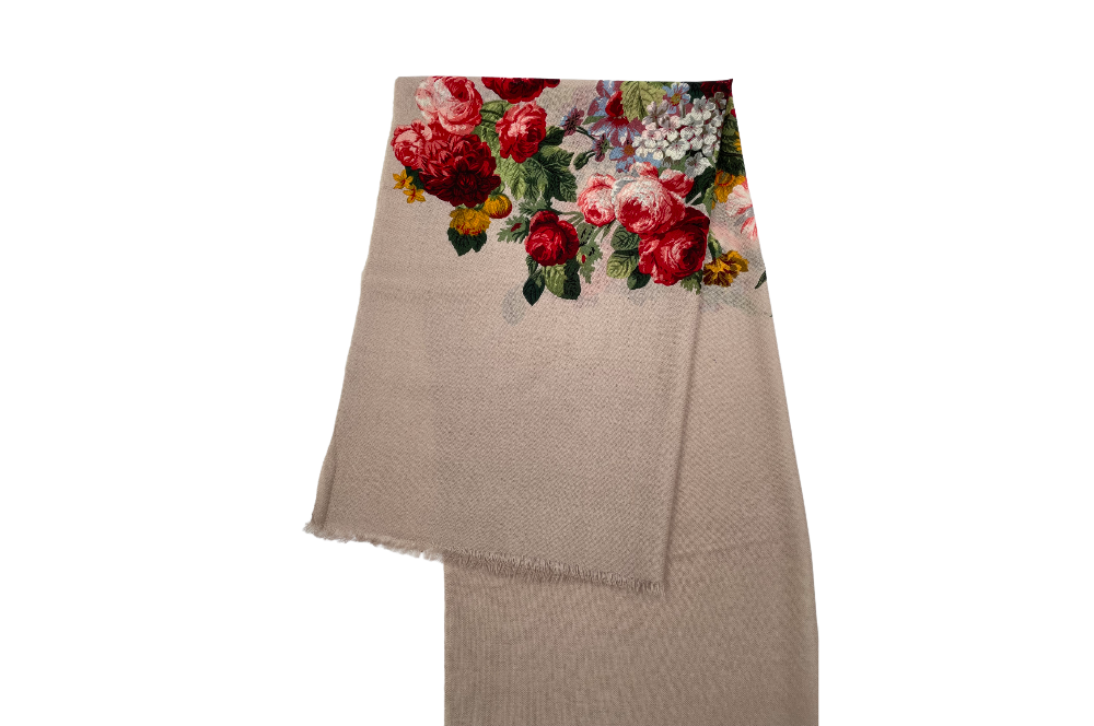 Stola im Farbton Taube , mit Rosendesign, zusammengefalten