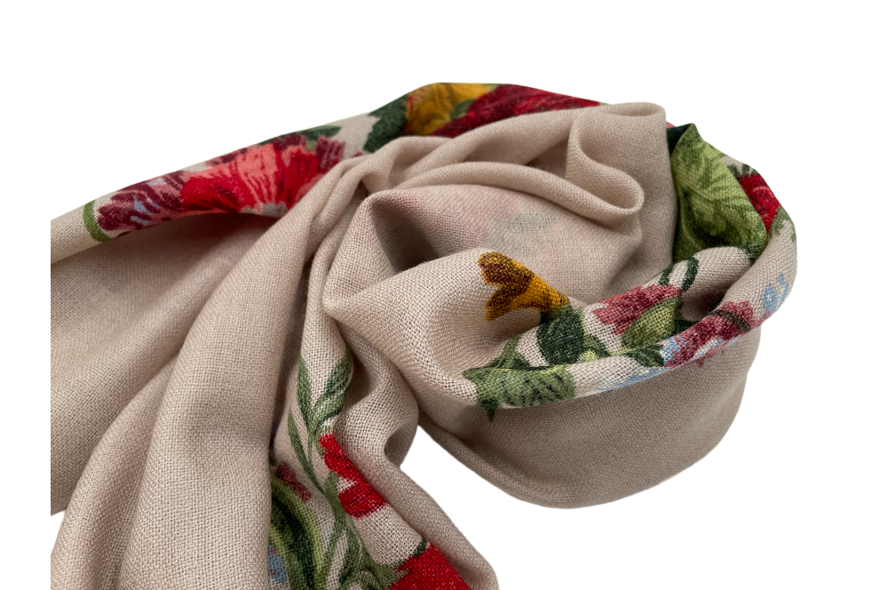 Stola im Farbton Taube , mit Rosendesign, zusammengerollt