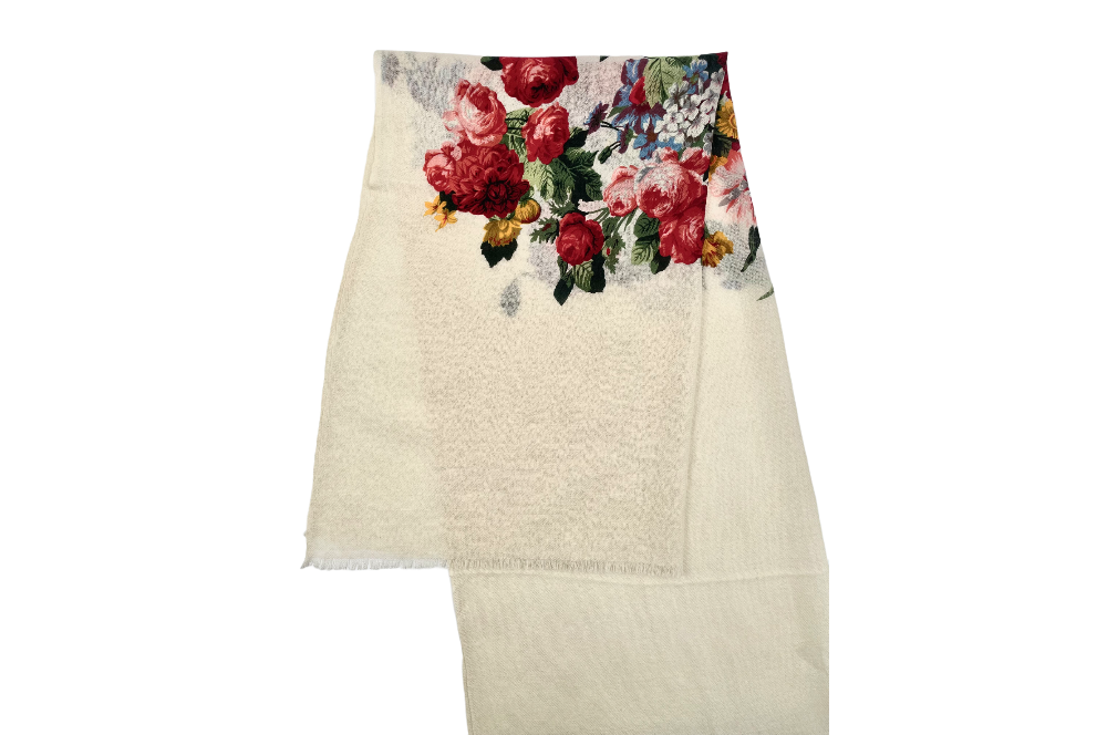 Naturfarbige Stola , mit Rosendesign, zusammengefalten