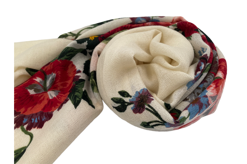 Naturfarbige Stola , mit Rosendesign, zusammengerollt