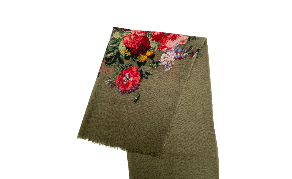 olivfarbige Stola , mit Rosendesign, zusammengefalten