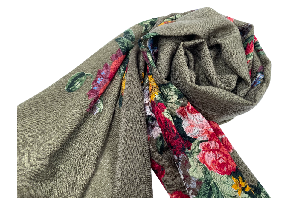 olivfarbige Stola , mit Rosendesign, zusammengerollt