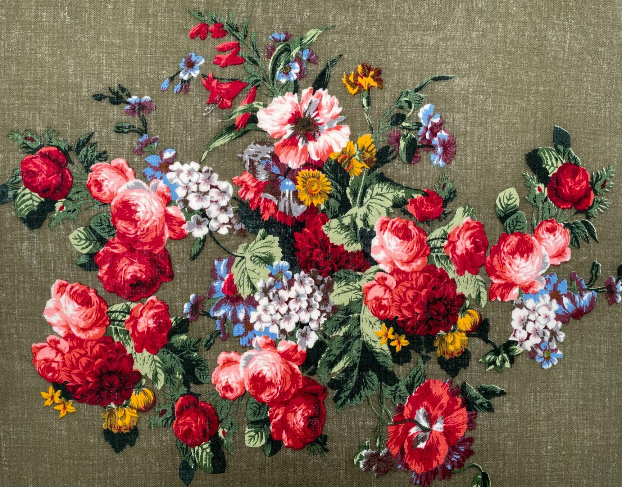 olivfarbige Stola , mit Rosendesign, gesamtes Design, aneinander gereihte Blumenköpfe in Rot und Rose
