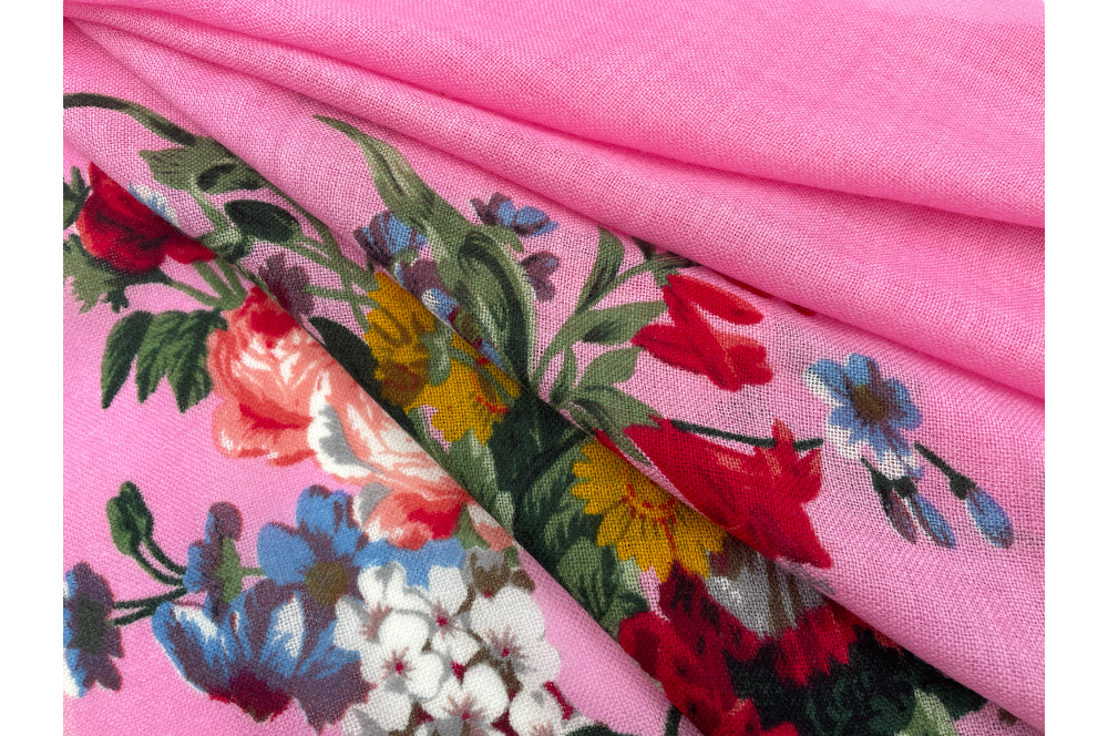 rosafarbige Stola , mit Rosendesign, zusammengefalten