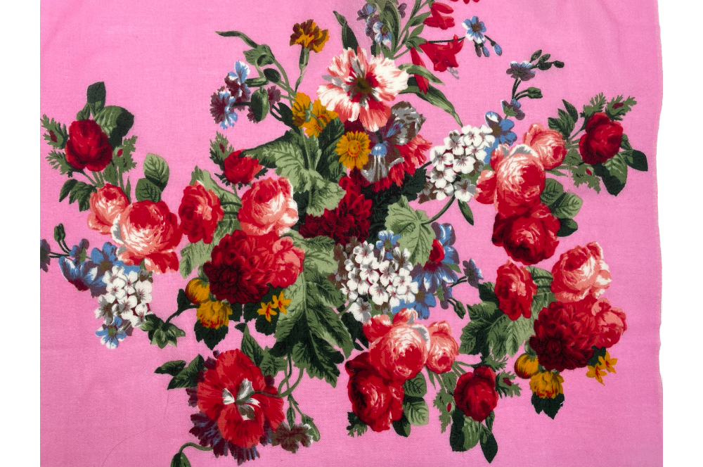 rosafarbige Stola , mit Rosendesign, gesamte ansicht des designs, aneinanderreihung von Blumenköpfen