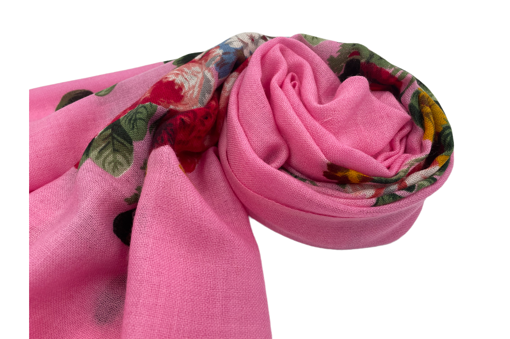 rosafarbige Stola , mit Rosendesign, zusammengerollt