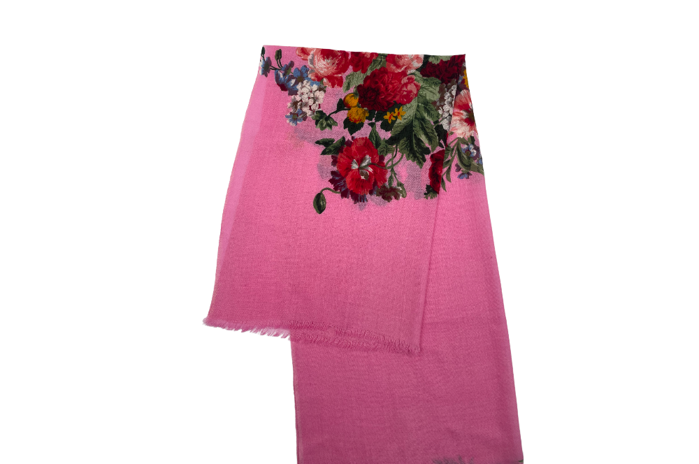 rosafarbige Stola , mit Rosendesign, zusammengefalten