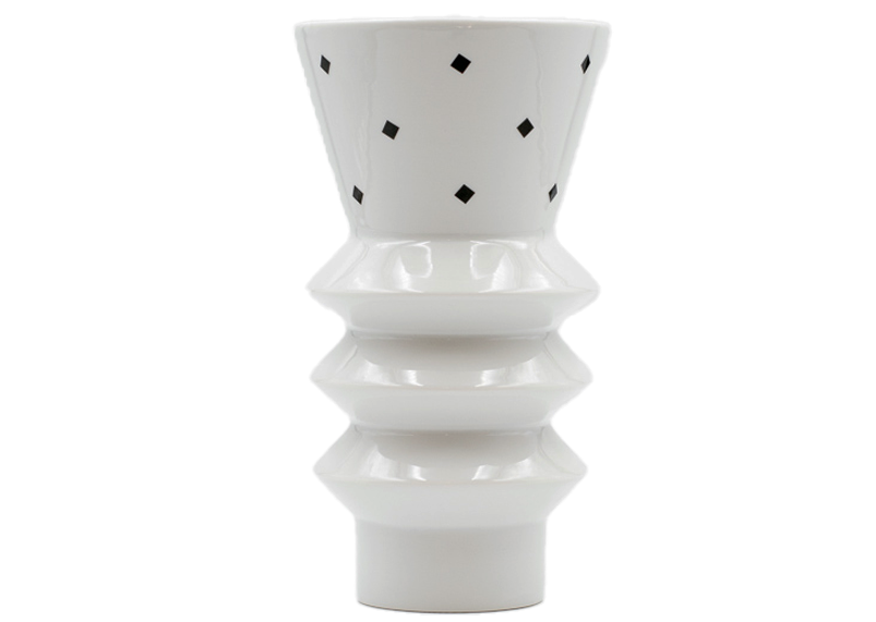 Die Vase "Apollo" besteht aus weiß glasiertem Porzellan mit schwarzen Dekor Elementen, Ansicht von
