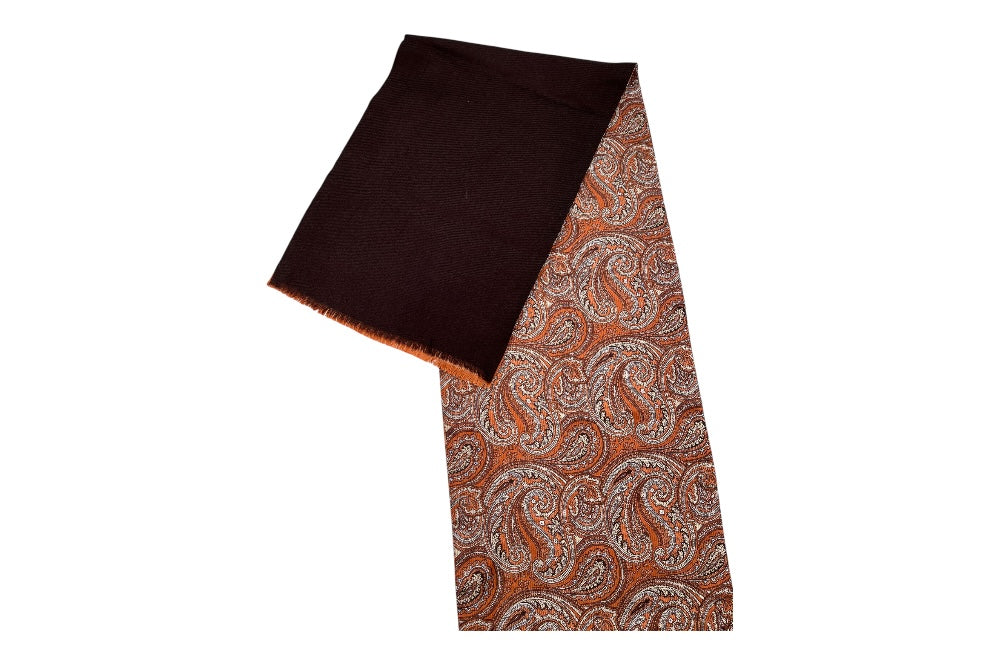 Doppelseitiger Herrenschal aus Seide mit Paisley-Muster in Braun- und Orangetönen und schlichter Wolle in Dunkelbraun – stilvoll, warm und elegant. gefaltet