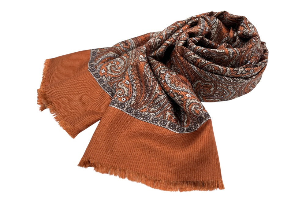 Doppelseitiger Herrenschal aus Seide mit Paisley-Muster in Braun- und Orangetönen und schlichter Wolle in Dunkelbraun – stilvoll, warm und elegant. - zusammengerollt