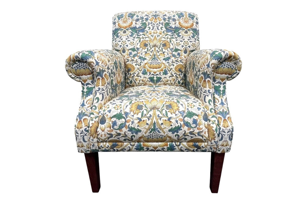 Der Morston Chair ist ein komfortabler Stuhl mit stabiler Holzstruktur, eleganten Beinen und einem florale Muster aus Blumen, Ranken und Blättern in erdigen Tönen wie Gold, Grün und Blau.